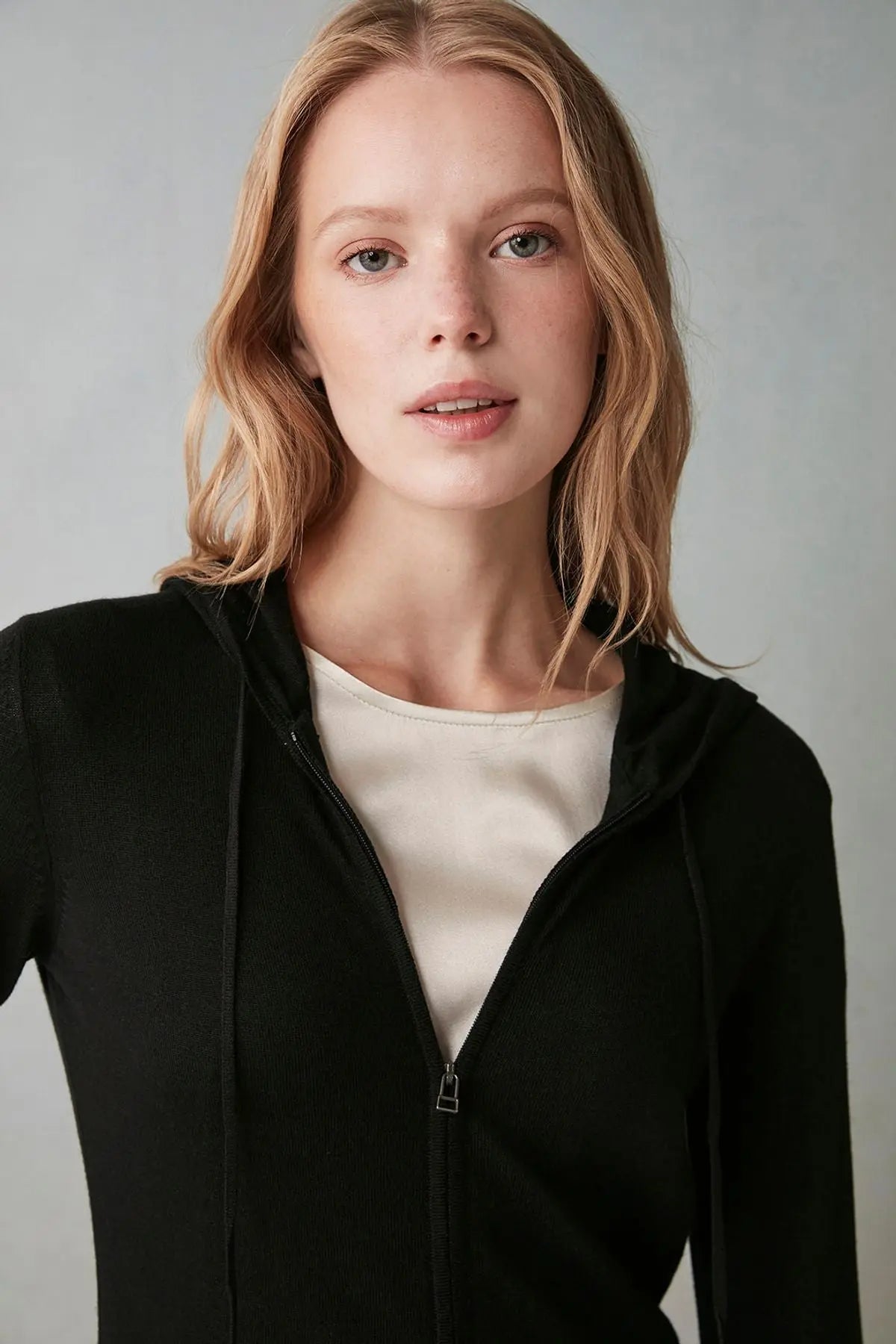 Siyah İpek ve Kaşmir Kapüşonlu Uzun Kollu Aleyna Hırka Silk and Cashmere