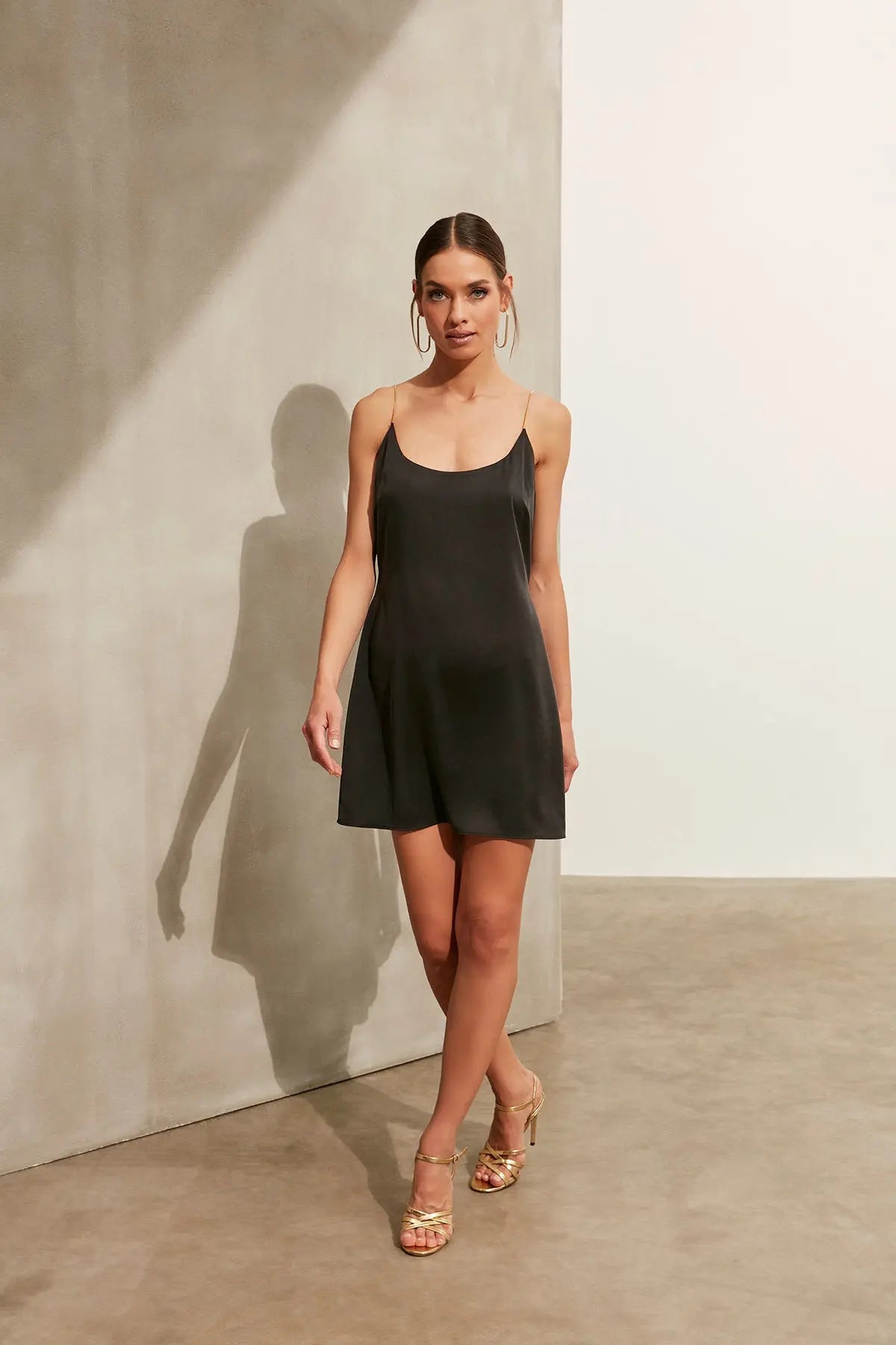 Siyah Saf İpek Flow Kısa Zincir Askılı Abiye Elbise Silk and Cashmere