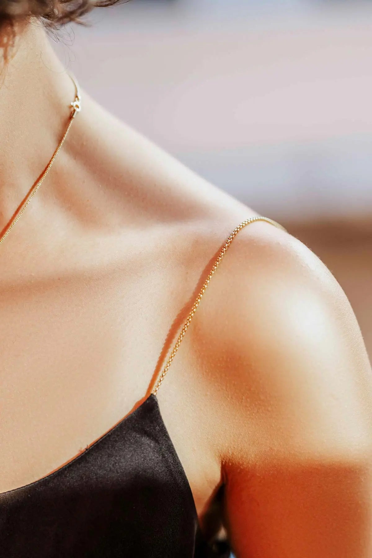 Siyah Saf İpek Flow Kısa Zincir Askılı Abiye Elbise Silk and Cashmere