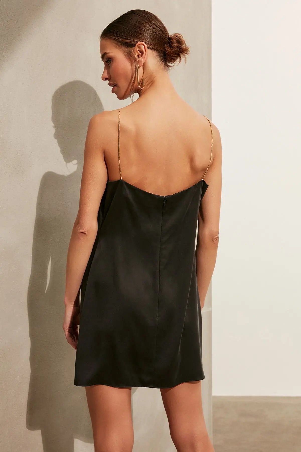 Siyah Saf İpek Flow Kısa Zincir Askılı Abiye Elbise Silk and Cashmere