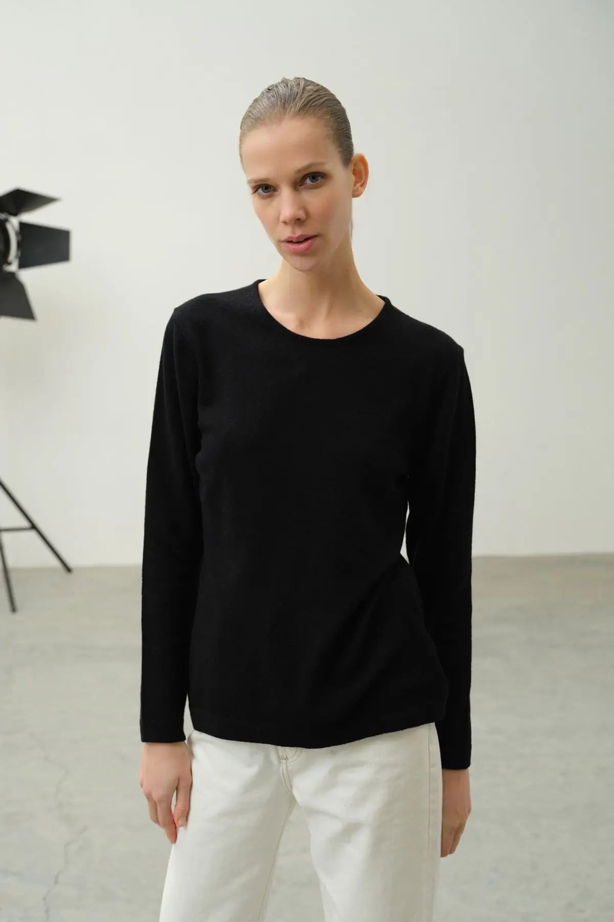 Siyah Saf Kamir Yuvarlak Yaka Uzun Kollu Kazak Silk and Cashmere