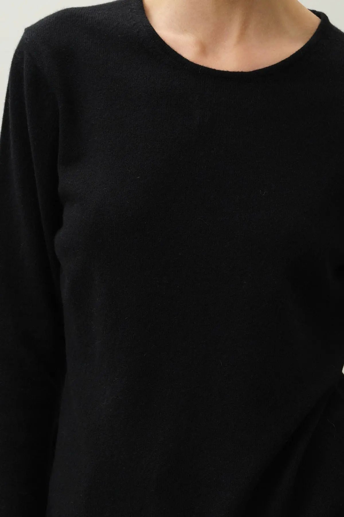 Siyah Saf Kamir Yuvarlak Yaka Uzun Kollu Kazak Silk and Cashmere