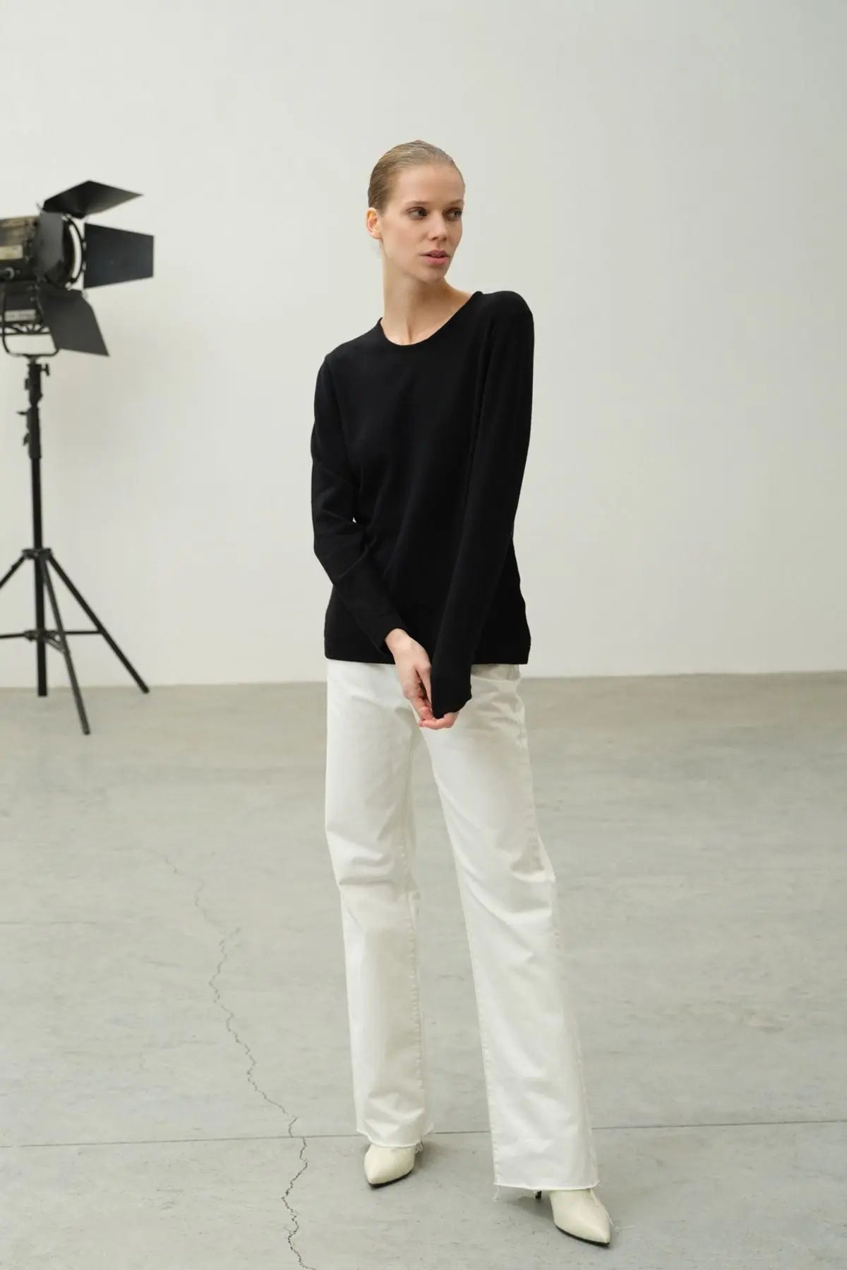 Siyah Saf Kamir Yuvarlak Yaka Uzun Kollu Kazak Silk and Cashmere