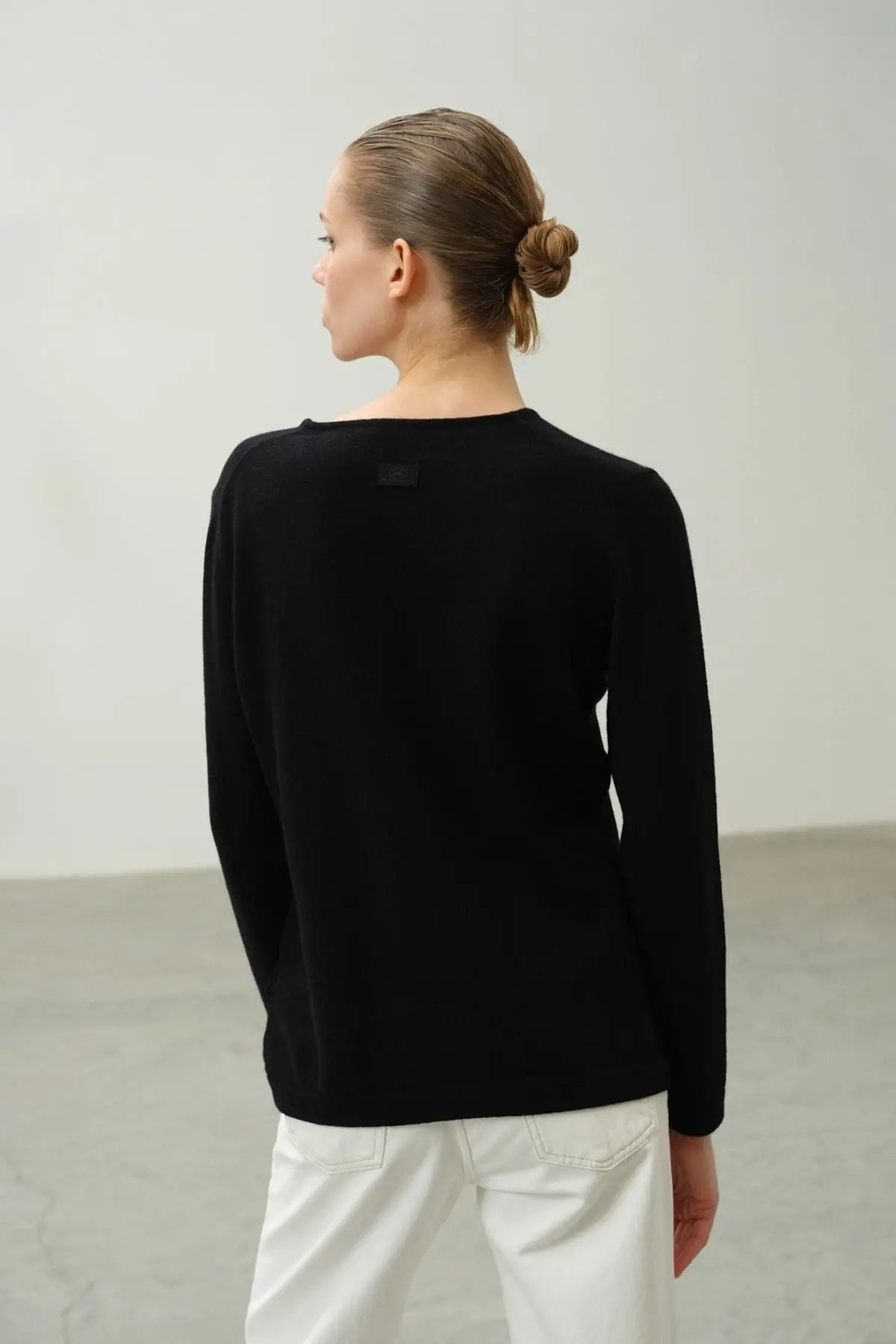 Siyah Saf Kamir Yuvarlak Yaka Uzun Kollu Kazak Silk and Cashmere