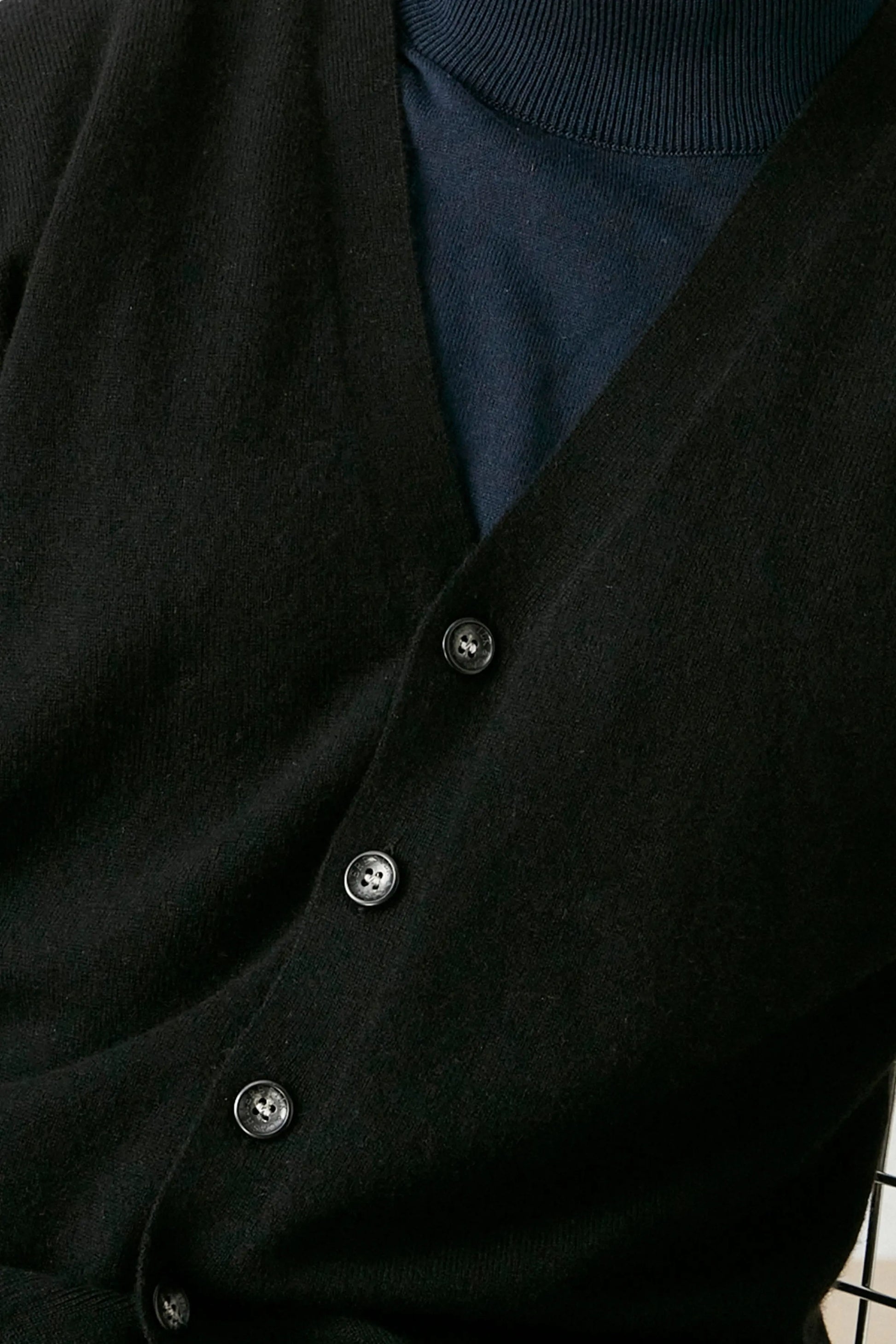 Siyah Saf Kaşmir Arma V Yaka Uzun Kollu Erkek Hırka Silk and Cashmere