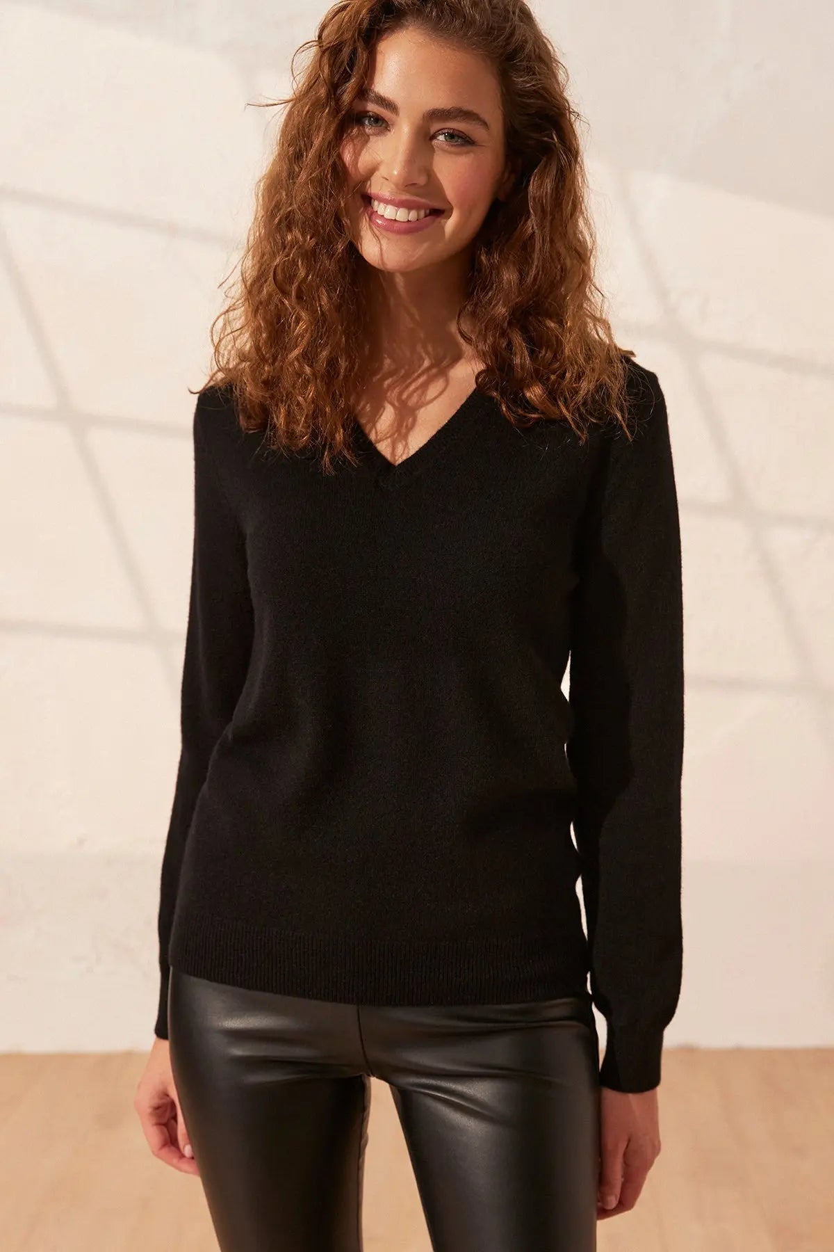 Siyah Saf Kaşmir Veronique V Yaka Uzun Kollu Kadın Kazak Silk and Cashmere