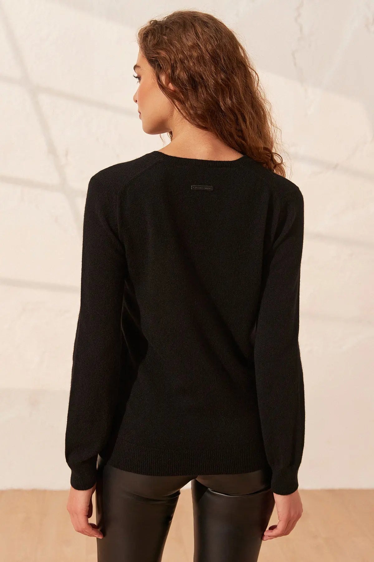 Siyah Saf Kaşmir Veronique V Yaka Uzun Kollu Kadın Kazak Silk and Cashmere