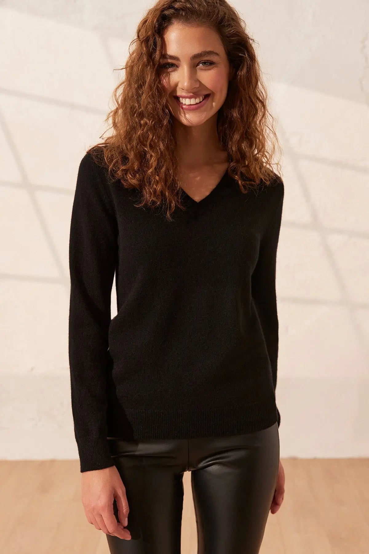 Siyah Saf Kaşmir Veronique V Yaka Uzun Kollu Kadın Kazak Silk and Cashmere