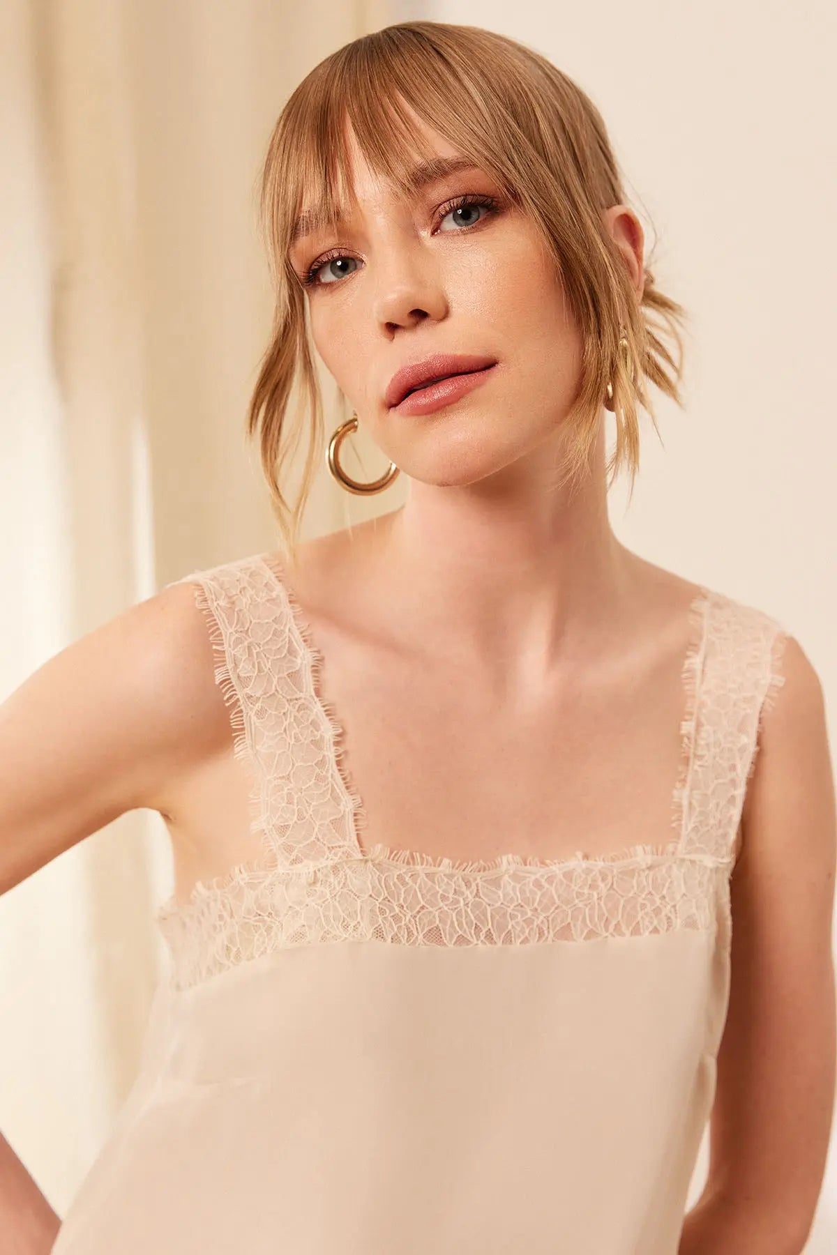 Taş Rengi Lia Krop Kesim Askılı Dantel Detaylı Bluz Silk and Cashmere