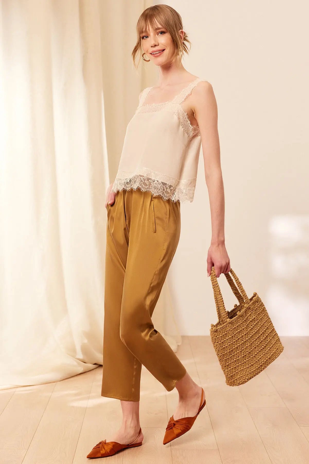 Taş Rengi Lia Krop Kesim Askılı Dantel Detaylı Bluz Silk and Cashmere