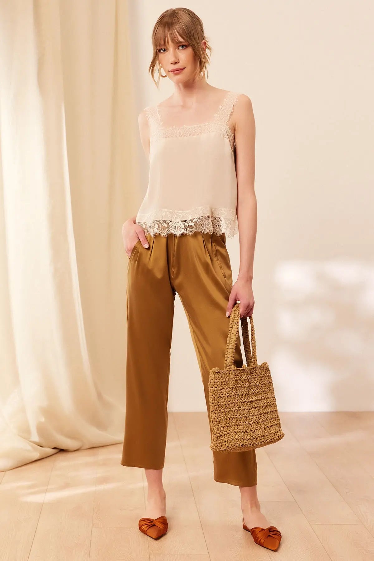 Taş Rengi Lia Krop Kesim Askılı Dantel Detaylı Bluz Silk and Cashmere