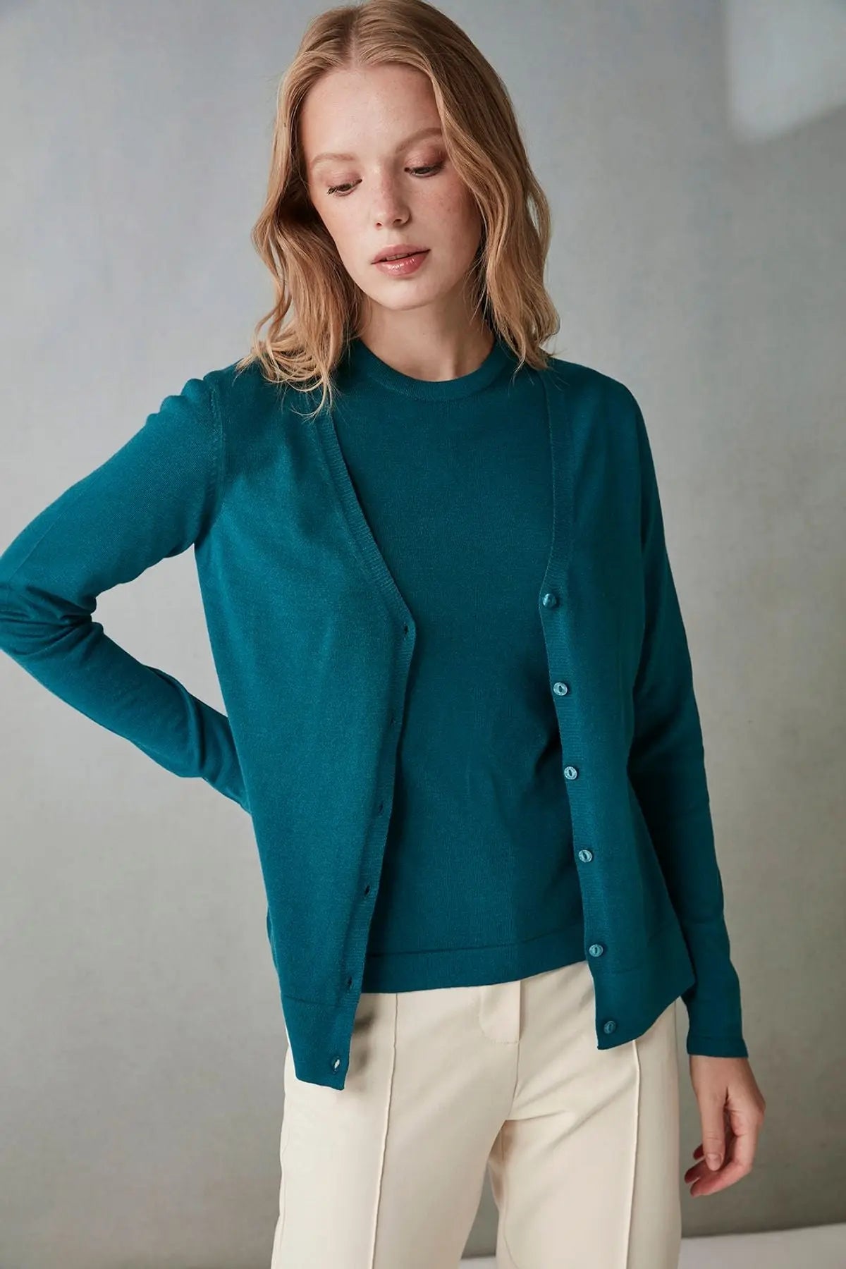 Tavuskusu İpek ve Kaşmir Düğmeli V Yaka Uzun Kollu Aleyna Hırka Silk and Cashmere