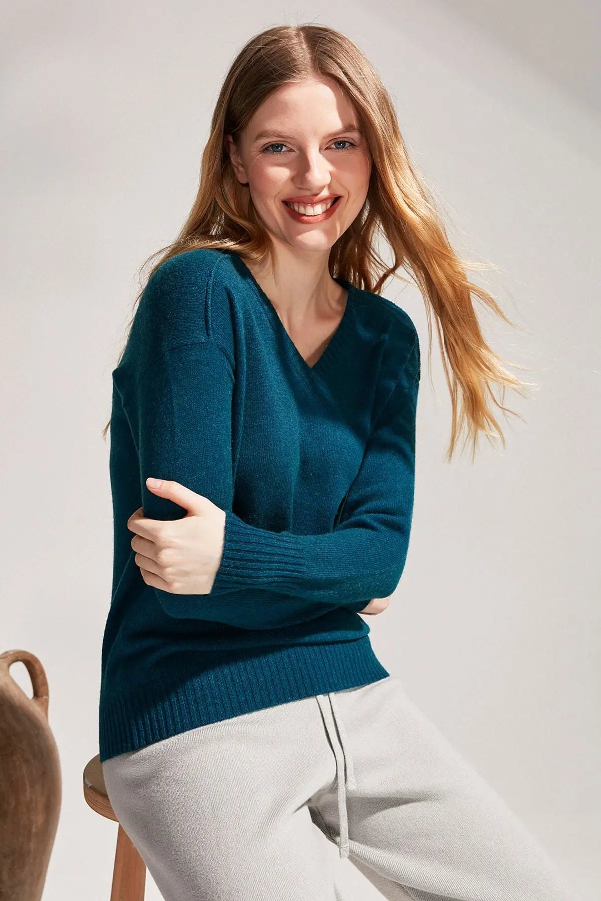 Tavuskusu Kaşmir ve Avustralya Yünü Carole Ters Dikiş Detaylı V Yaka Uzun Kollu Kazak Silk and Cashmere