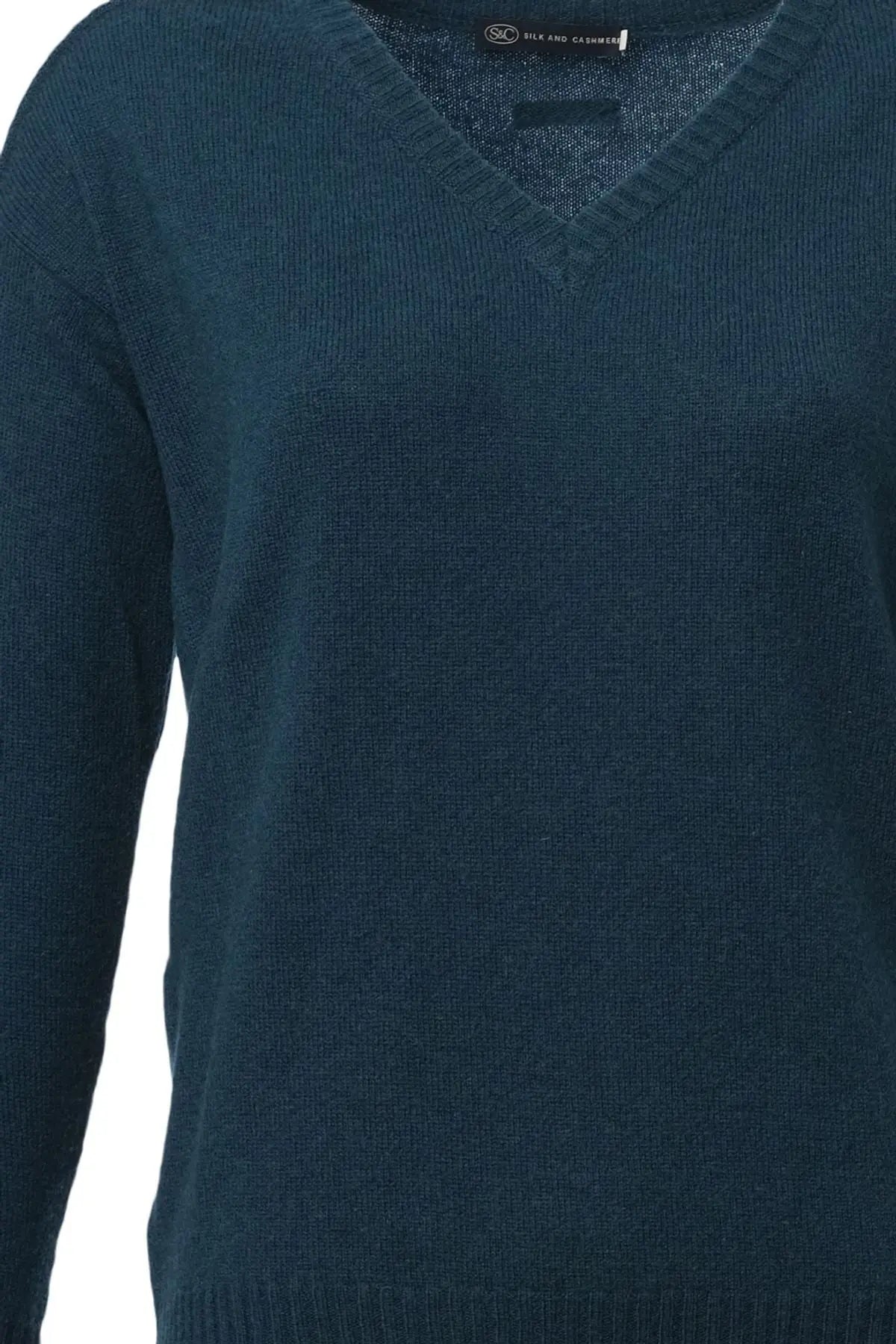 Tavuskusu Kaşmir ve Avustralya Yünü Carole Ters Dikiş Detaylı V Yaka Uzun Kollu Kazak Silk and Cashmere